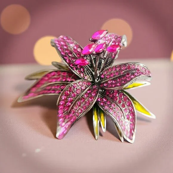Lily flower brooch, Purple Crystal brooch, vintage brooch, Crystal Floral brooch - Picture 8 of 8